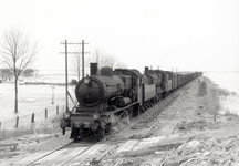 167844 Afbeelding van de stoomlocomotieven nrs. 3704 en 3811 (serie 3700/3800) van de N.S. met een trein bestaande uit ...